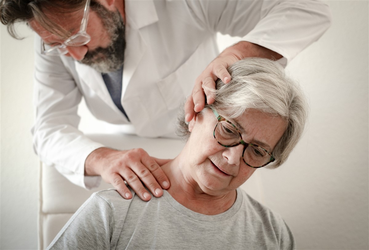 Stratégies efficaces pour apaiser les douleurs cervicales chroniques